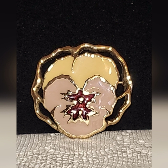 Avon Jewelry - 🗝Vintage AVON Enameled Pansy Flower Gold Tone Brooch.